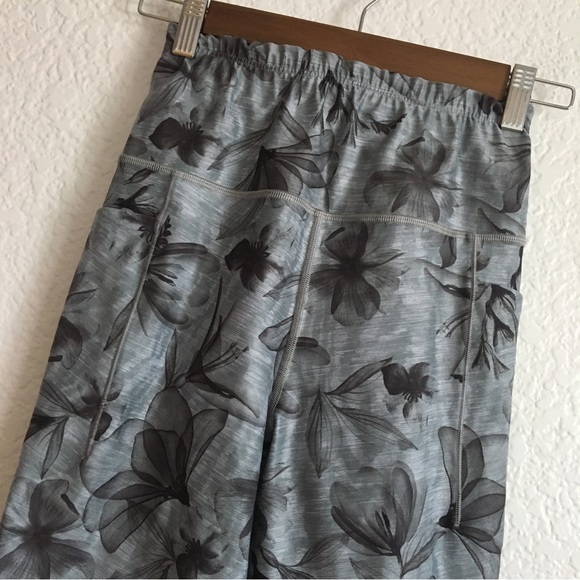 Athleta Salutation Stash Pocket II Print 7/8 Leggings Floral Medium - Picture 2 of 11